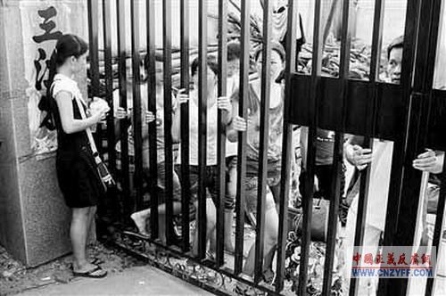 湖北武汉40多名女工因提出辞职被锁院内10小时