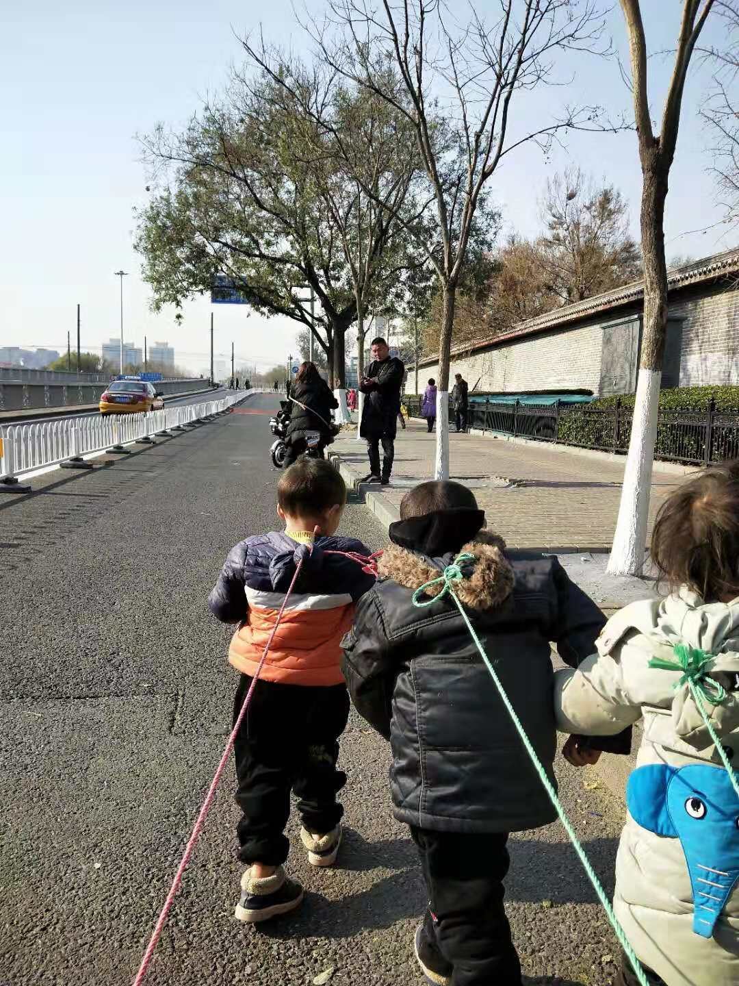 贵州毕节大方县无法入学三个孩子用绳子拉着残疾父亲谭荣亮的轮椅进京上访 当地警方逼毁上访证据