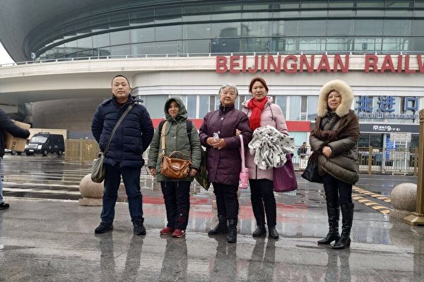 重庆两访民陈明玉在王府井街上遭拦截  京城随处可见警察查身份证