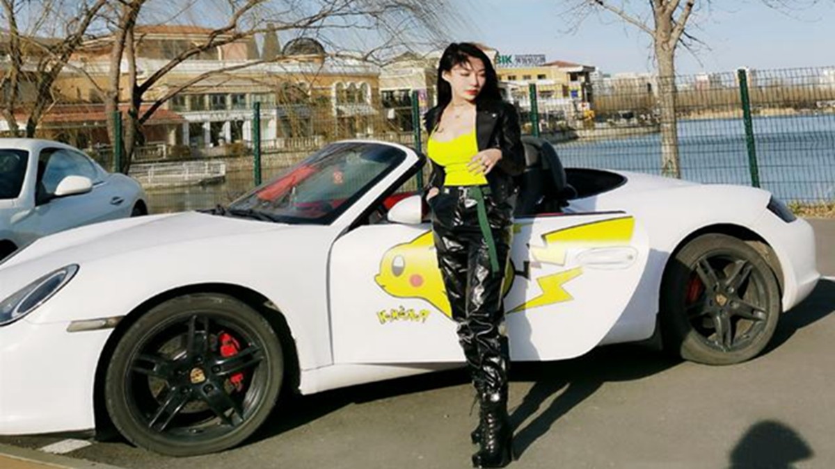 炫富女郭美美出狱再开百万豪车 网友：又有新干爹了？