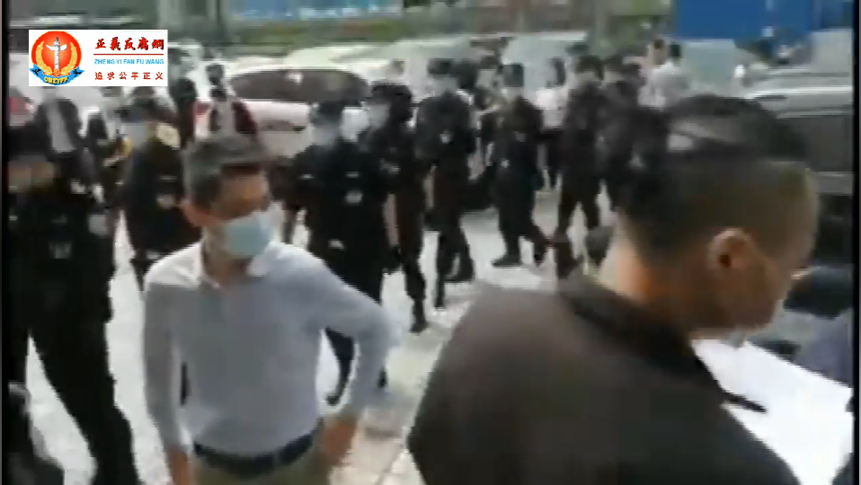 富士康集团疫情期间让工人复工承诺每天60不兑现承诺 上千工人抗议遭警驱赶