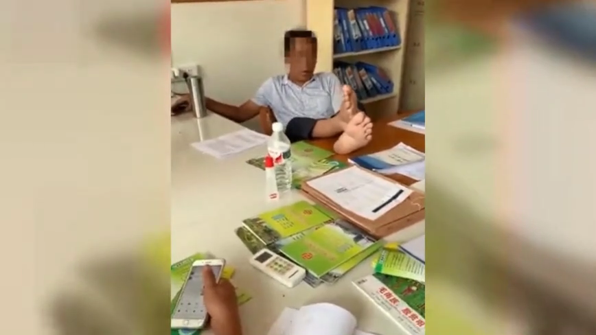 村支书用脚“接待”村民 真相原来是这样.png