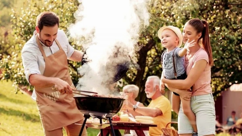 一家人野餐烤肉。图片为示意图.png
