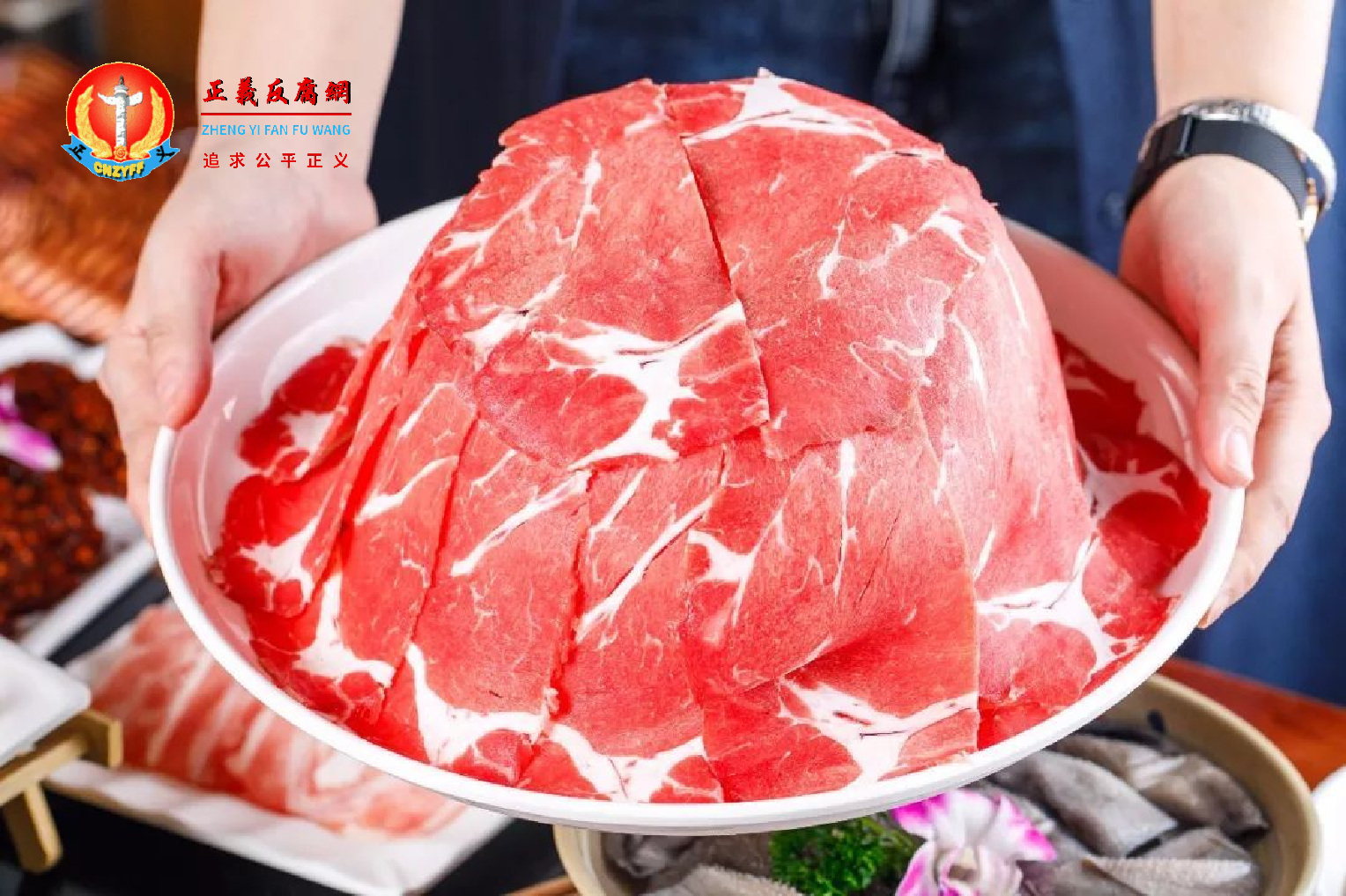 羊肉市场存在多种乱象：注水肉、瘦肉精喂养、用鸭肉和羊油合成冒充，都是普遍存在的问题。.png
