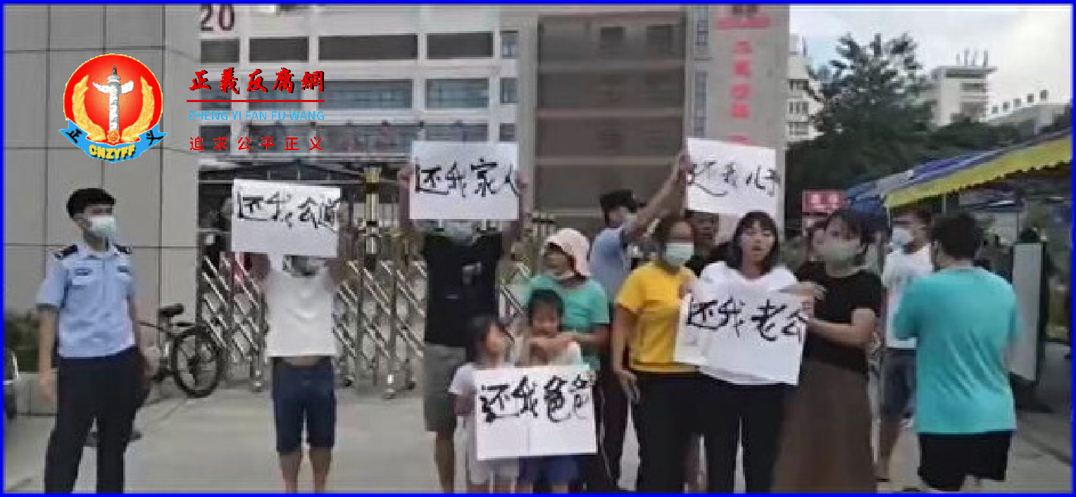 9月19日，海南琼海市人民医院前讨说法的家属。.png