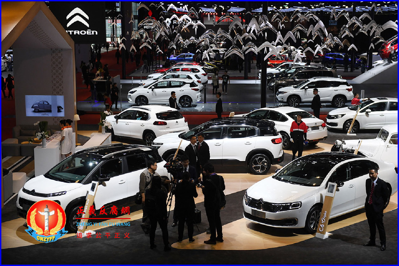 武汉东风雪铁龙C6大幅度降价达五成，成为抢手货。图为上海国际汽车工业展览会 (AUTO Shanghai) 东风雪铁龙展台。..png