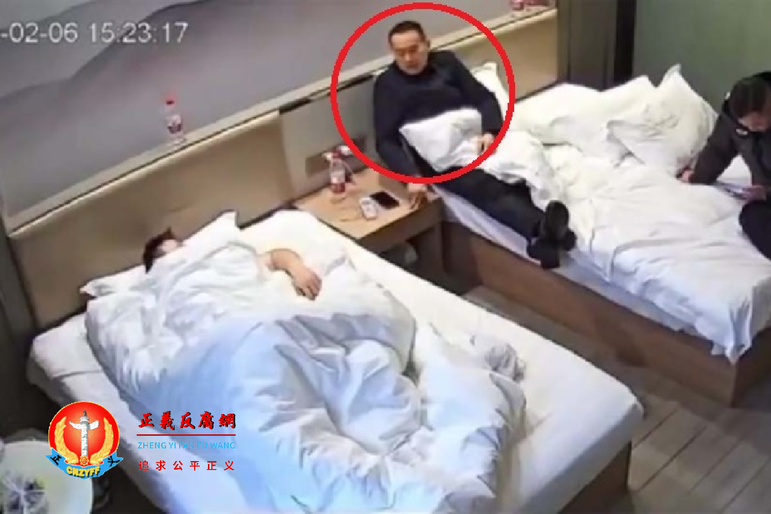 网上传出2024年2月拍下的疑似湖南邵阳县公安敲诈企业家的视频。（红圈中）躺着一张床上是一名领导模样的男子。.png