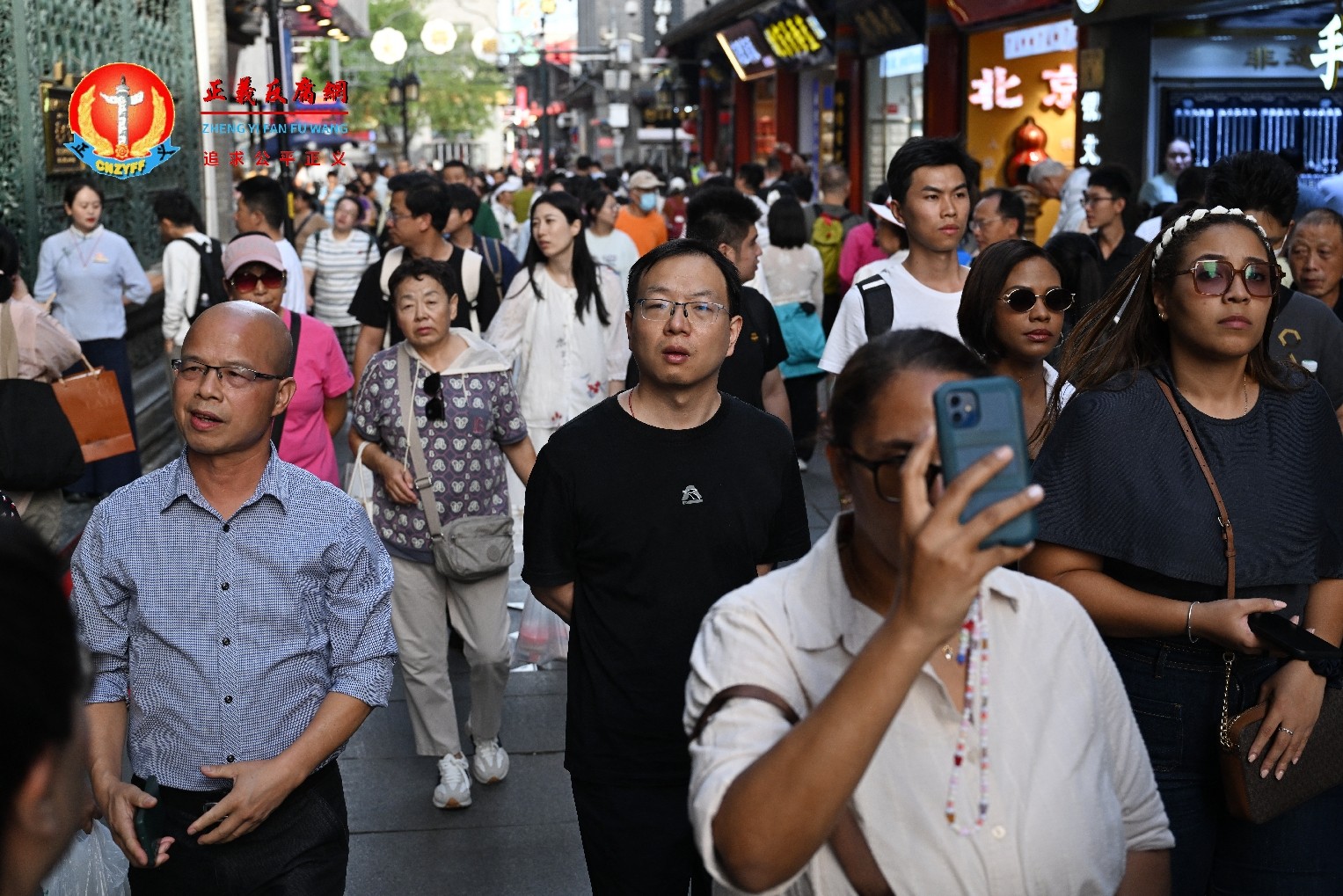 图为2026年9月27日,中国北京,民众走在旅游区巷道内。.jpg 图为2026年9月27日,中国北京,民众走在旅游区巷道内。.jpg