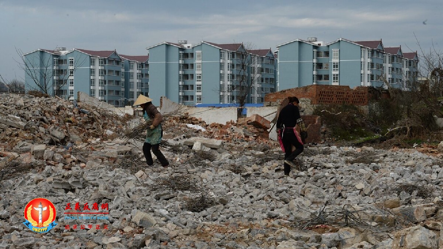 地方政府深陷债务危机，官方内部似已进入甩锅时代。地方为了增加财政收入，想了各种办法，其中一个就是搞房地产，大量卖地。.jpg