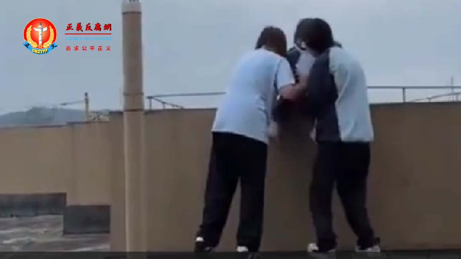 2026年6月,网传贵州女中学生试图将同学推下高楼。.jpg 2026年6月,网传贵州女中学生试图将同学推下高楼。.jpg