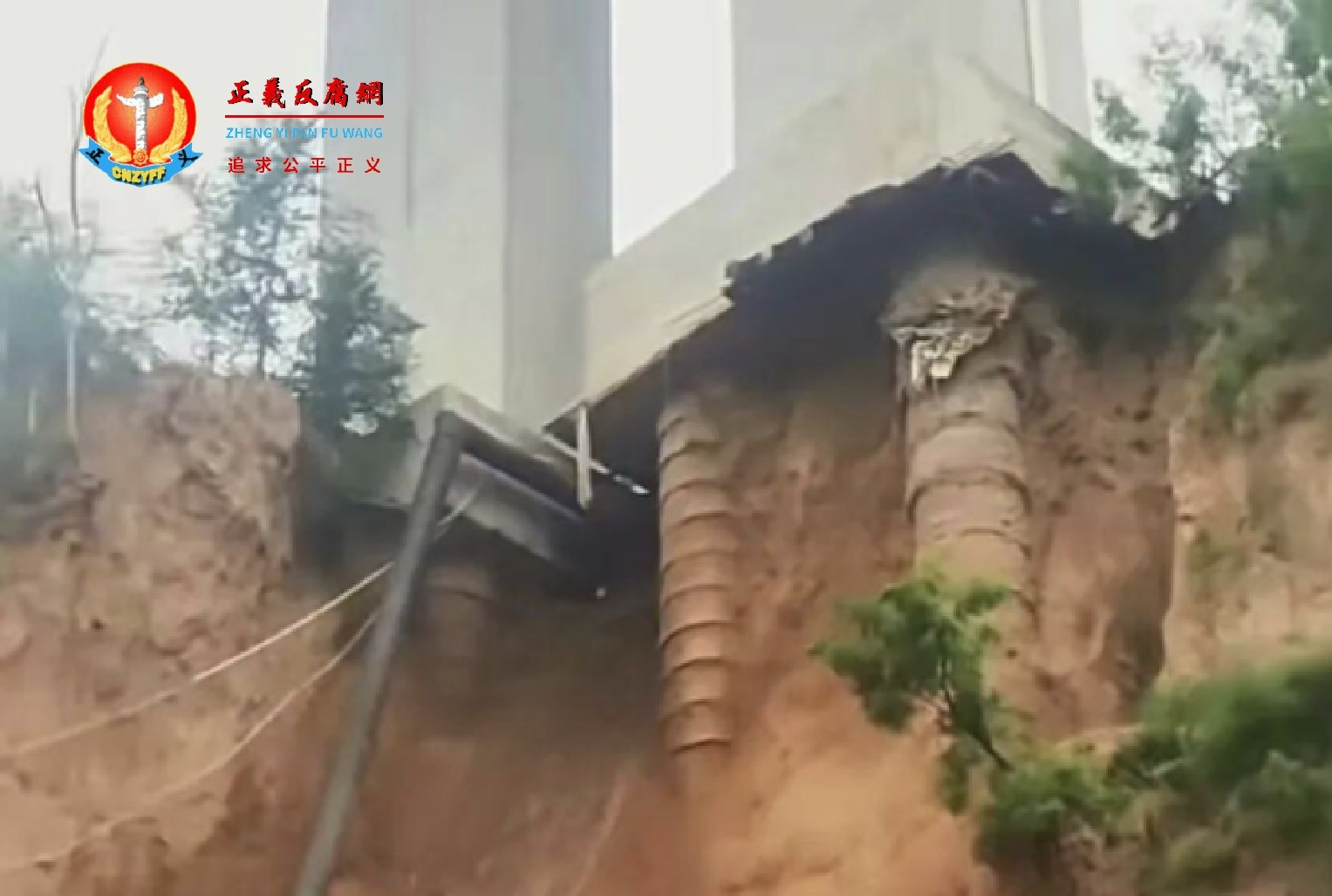 河南省三门峡市陕州区国道310金水河大桥桥腿围土出现滑坡塌方,部分桥桩裸露在外。.jpg 河南省三门峡市陕州区国道310金水河大桥桥腿围土出现滑坡塌方,部分桥桩裸露在外。.jpg